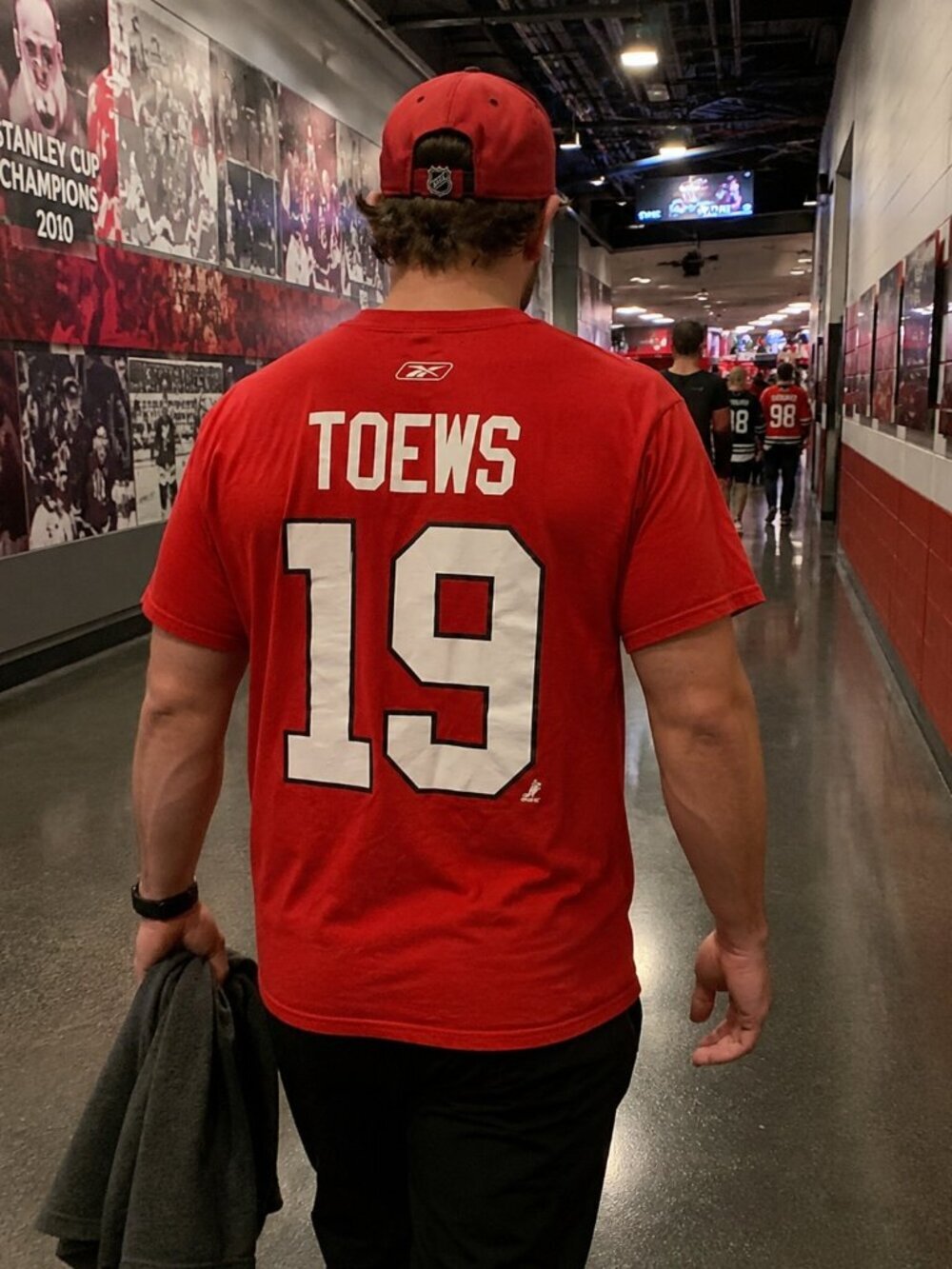 CHICAGO BLACKHAWKS "TOEWS" SHIRT ( LARGE)